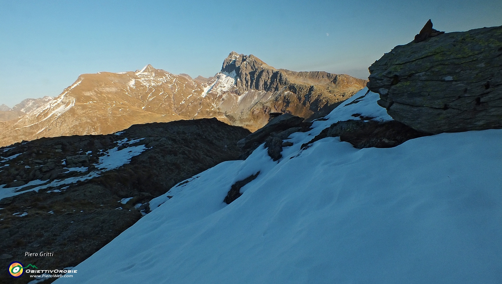 71 scendendo dal Passo del Tonale in ombra e con neve....JPG